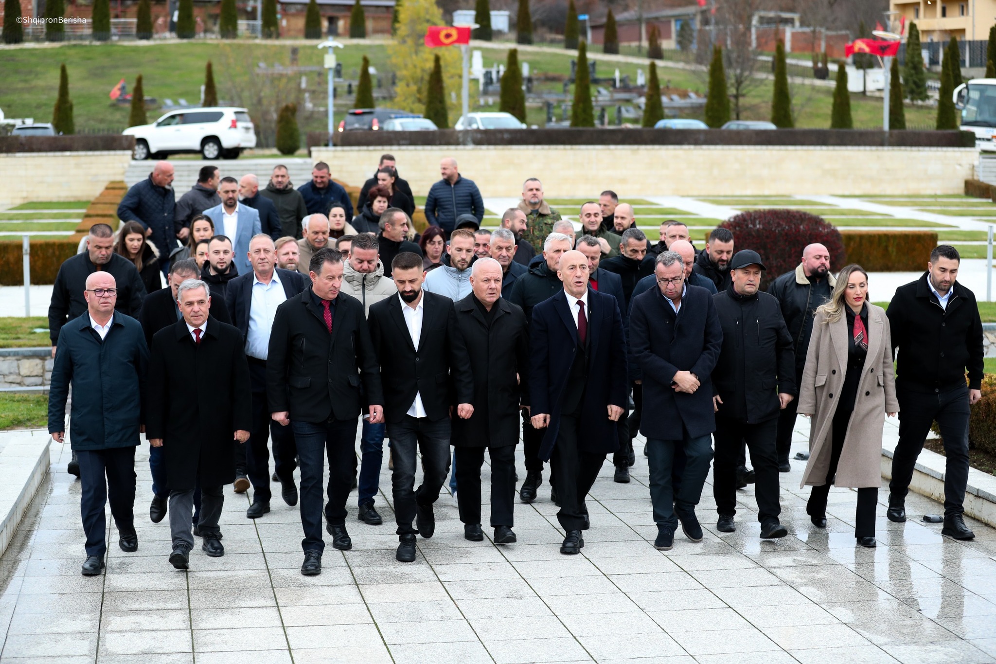 Kryetari Smajl Latifi me bashkëpunëtorë  kanë bërë homazhe në Kompleksin Memorial në Prekaz