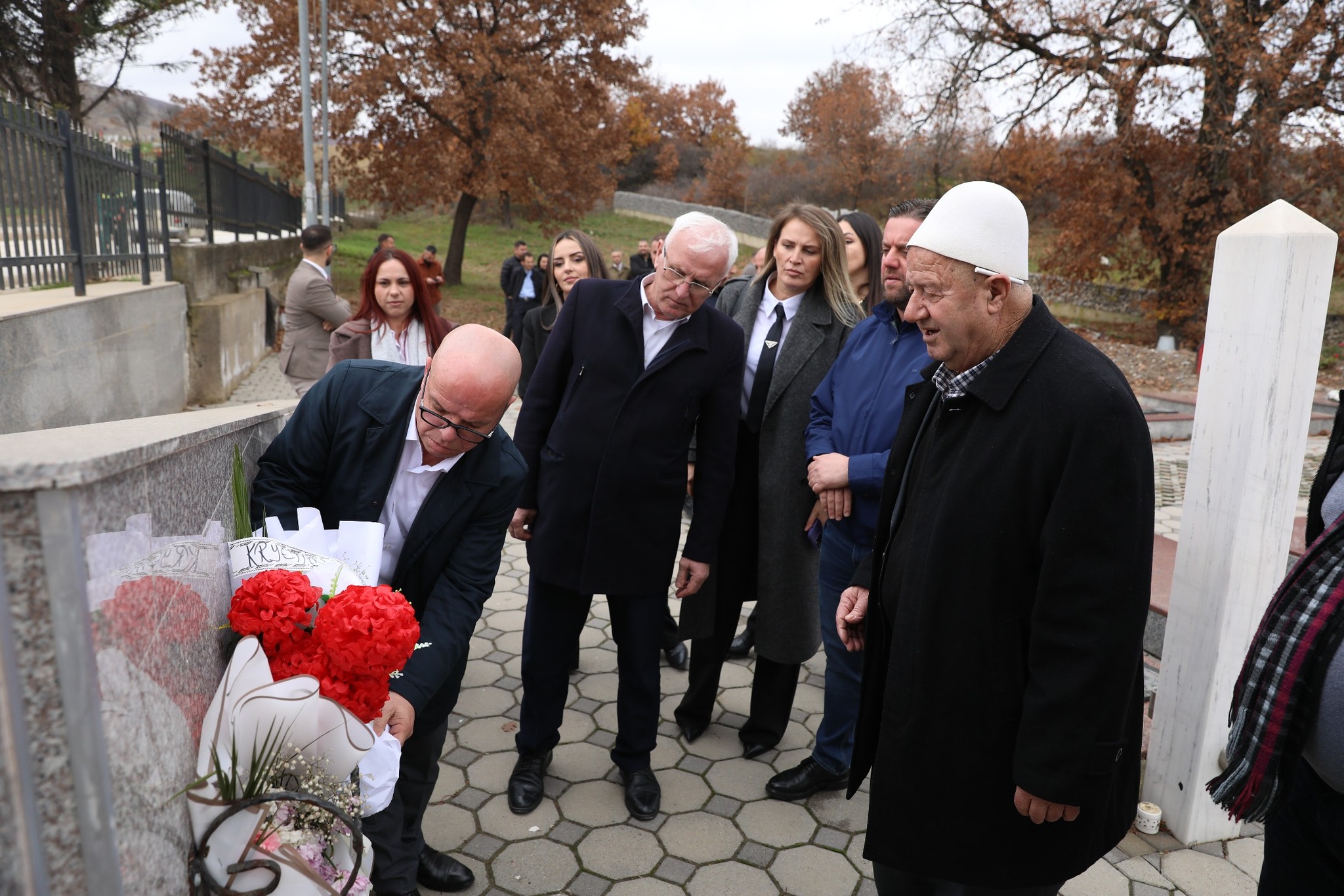 Kryetari Latifi me bashkëpunëtorë kanë bëmë homazhe te Kopshti i Dëshmorëve në Rahovec