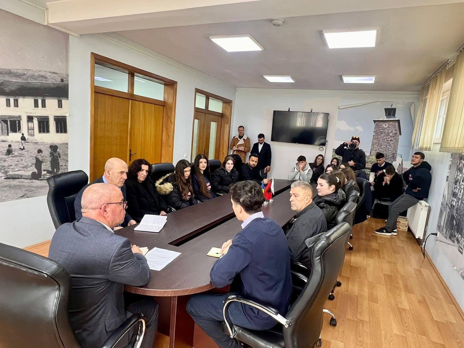 Kryetari Smajl Latifi priti të rinjtë pjesëmarrës në projektin për mendim kritik dhe qytetari aktive