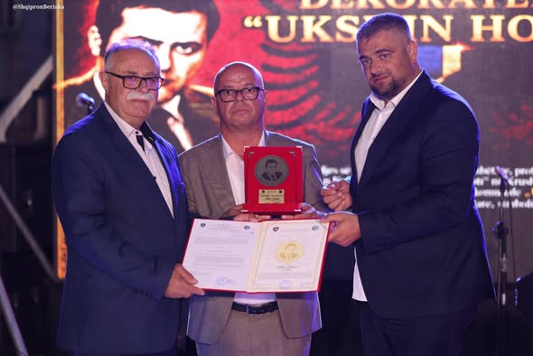 DEKORATA  UKSHIN HOTI   i jepet ADEM DEMAÇIT  pas vdekjes