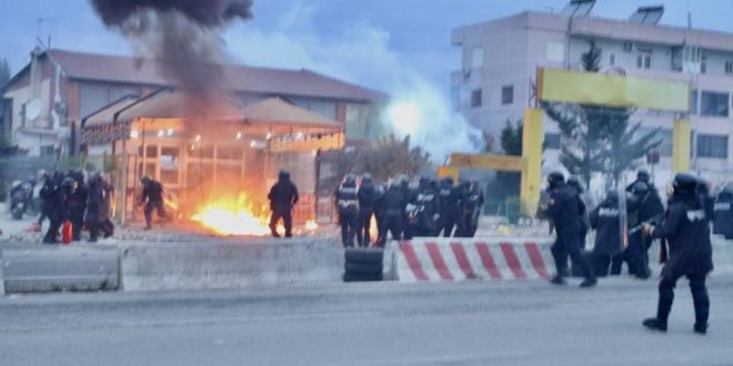 Protesta në “Astir” të Tiranës, në disa medie e portale shqip, barazohet me luftën kundër regjimit të Milosheviqit