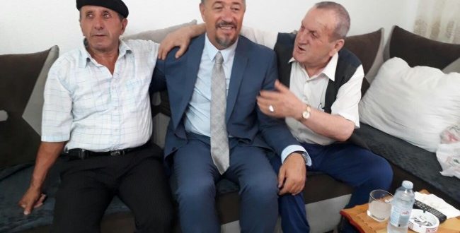 Kryetari i Komunës së Skenderajt, Sami Lushtaku ka vizituar dy familje atdhetare, në Mitrovicë