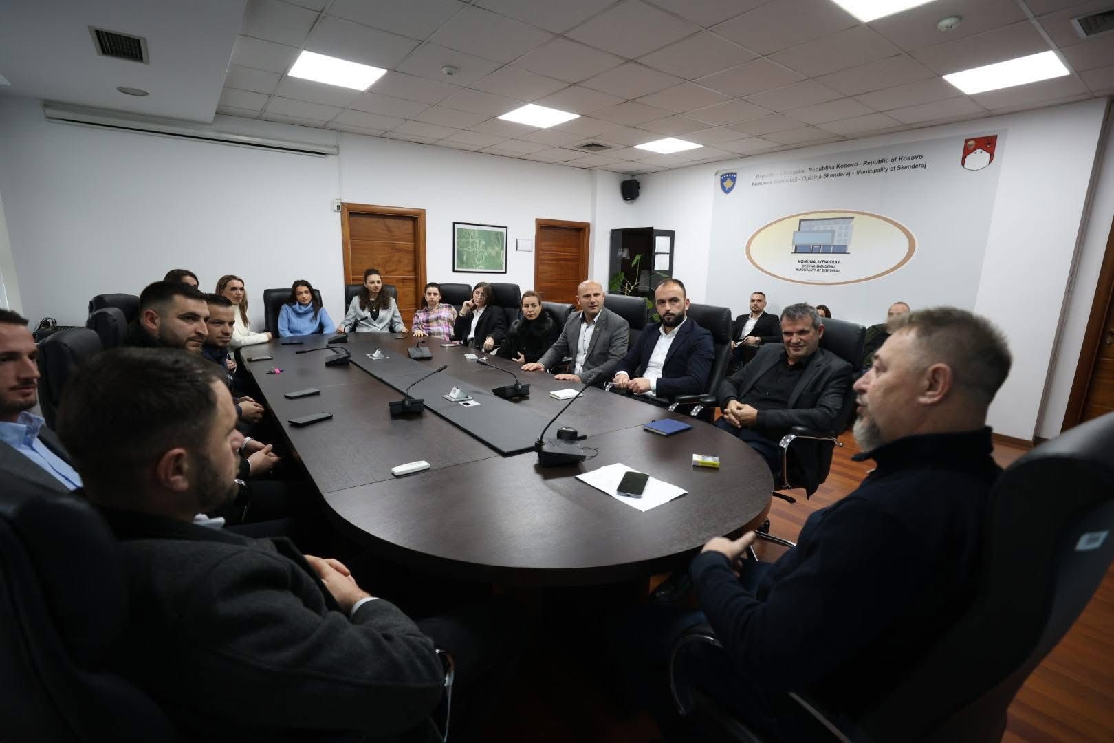 Kryetari Sami Lushtaku viziton punëtorët e administratës komunale