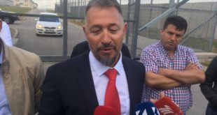 Sami Lushtaku para se të shkojë në familja ka bërë homazhe para varrit të Komandantit Legjendar, Adem Jashari