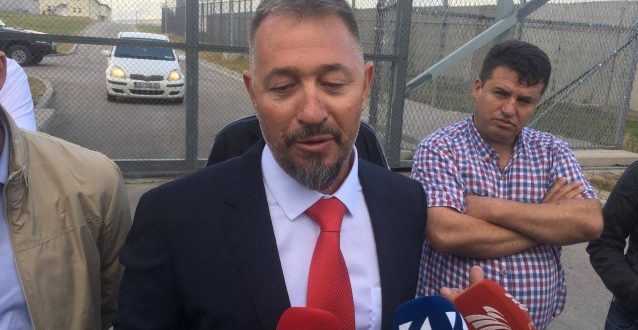 Sami Lushtaku para se të shkojë në familja ka bërë homazhe para varrit të Komandantit Legjendar, Adem Jashari