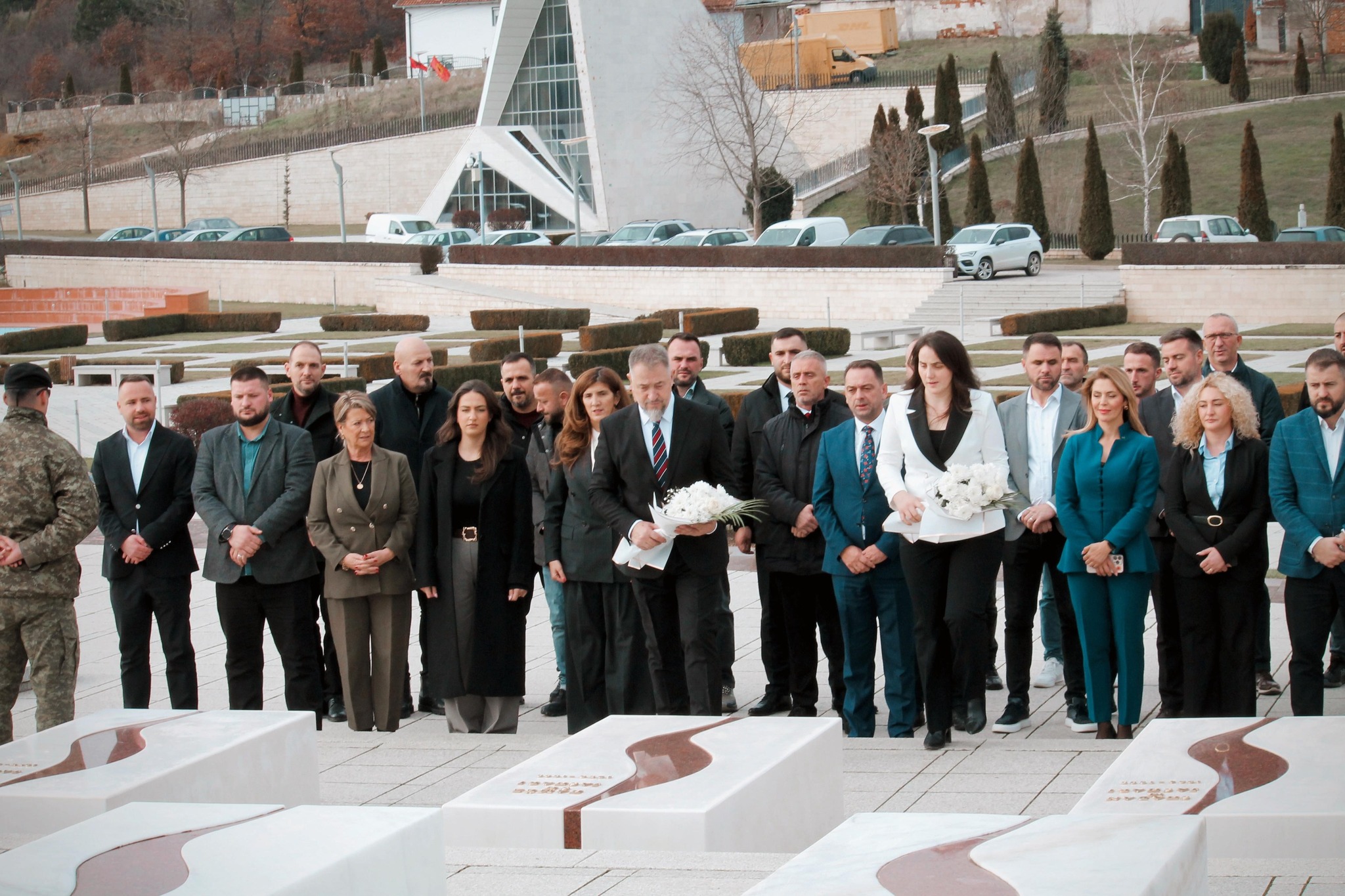 Kryetari Sami Lushtaku me bashkëpunëtor bën homazhe në Kompleksin Memorial  Adem Jashari  në Prekaz dhe në Kompleksin e Dëshmorëve në Marinë