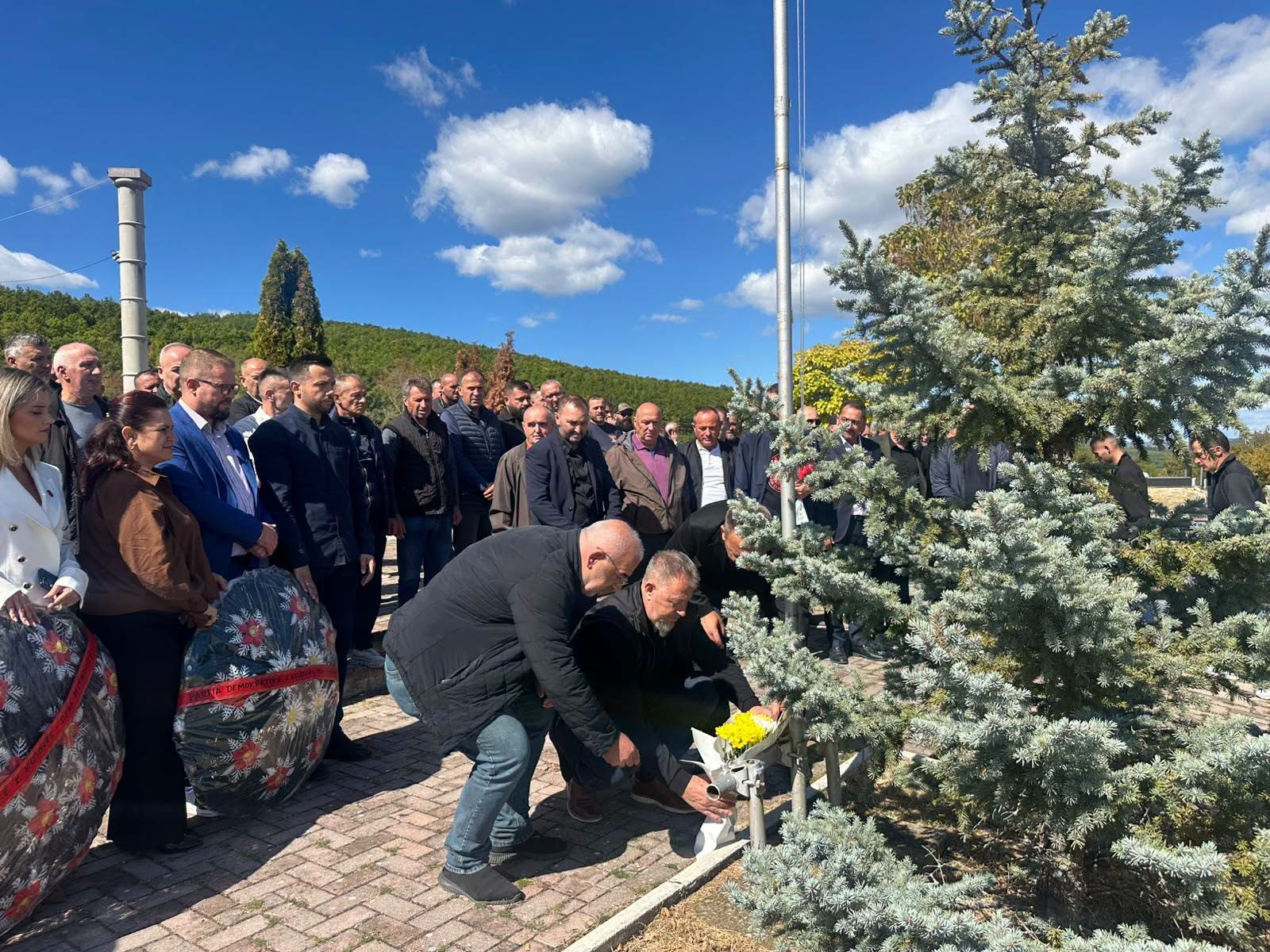 Kryetari Lushtaku përkujton dëshmorët e kombit në përvjetorin e rënies