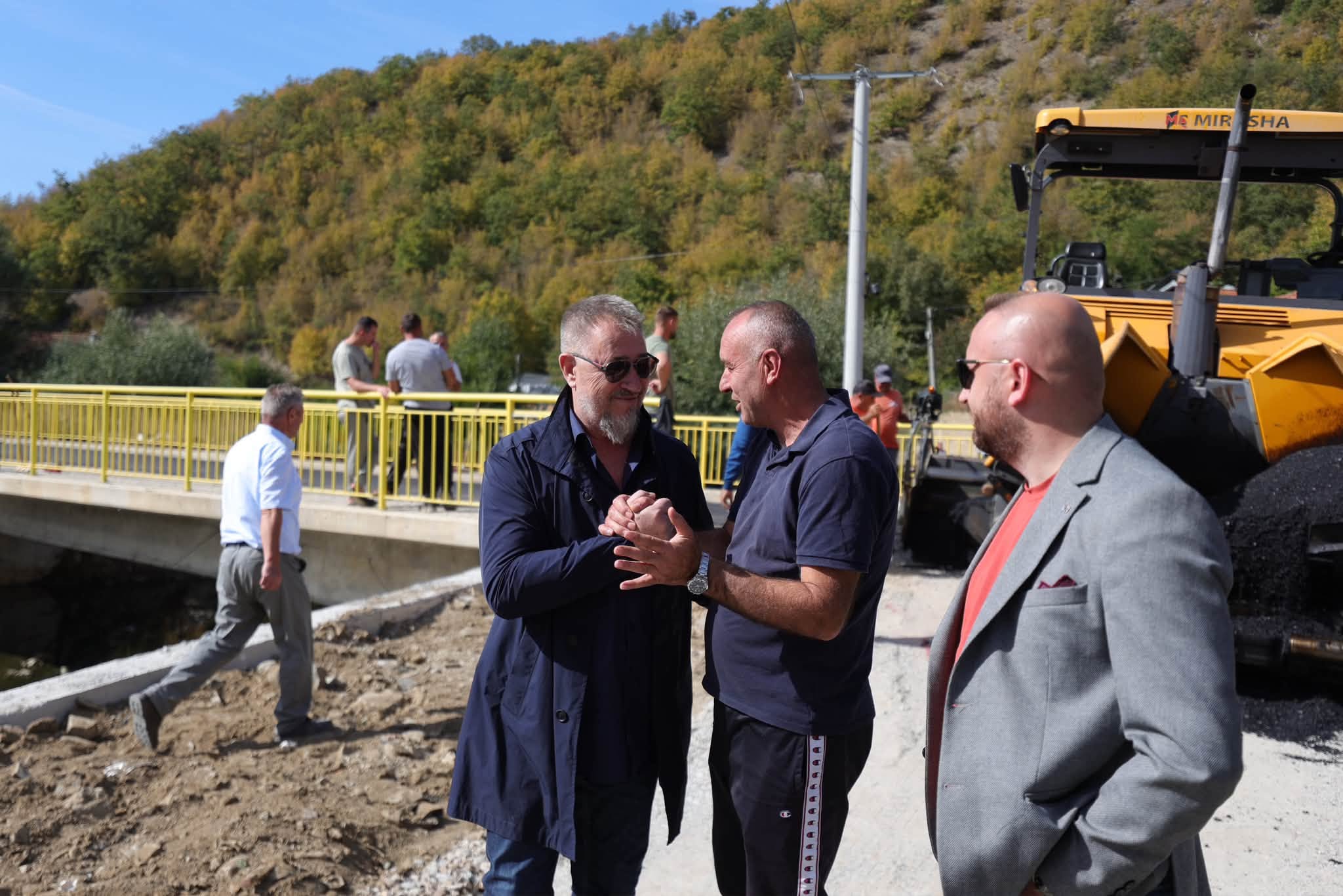 Në fshatin Tushilë po realizohet asfaltimi i pjesëve hyrëse në urën e re të fshatit