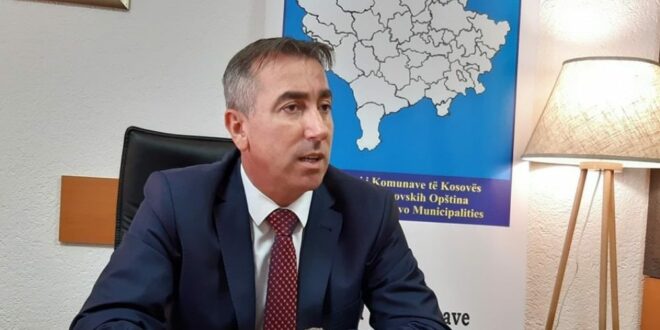 Kryetari i Asociacionit të Komunave të Kosovës, Sazan Ibrahimi është cituar të ketë deklaruar se komunat e Kosovës përkundër sfidave nga niveli qendror, kanë arritur të shpenzojnë 75 për qind të mjeteve të destinuara për investime kapitale. Ai ka thënë me këtë rast se viti 2024 do të jetë një ndër vitet me sfiduese për nivelin lokal sa i përket investimeve të reja kapitale, kjo pasi Parlamenti i Kosovës nuk ka marr parasysh fare propozimet e komunave për projekte të reja kur ka votuar buxhetin për vitin 2024, që sipas tij, do të ndikonin në zhvillimin ekonomik lokal. Përkundër sfidave që janë ballafaquar komunat në vitin 2023, sa i përket shpenzimeve në investime kapitale komunat kanë rezultate të jashtëzakonshme dhe nëse i krahasojmë me investimet kapitale të shpenzuara nga niveli qendror diferenca është dyshifrore mes nivelit lokal edhe nivelit qendror. Kjo do të thotë që komunat kanë punuar mirë, gjithashtu planifikimet buxhetore i kanë hartuar me seriozitetin më të madh të mundur por edhe zbatimi i tyre përkundër sfidave që janë shkaktuar nga niveli qendror, do të thotë jo vetëm nga ministrit por edhe nga institucionet e nivelit qendror, komunat kanë arritur që të bëjnë shpenzimet të mjeteve për investime kapitale me përqindje jashtëzakonisht të mirë, ka thënë mes tjerash Sazan Ibrahimi.