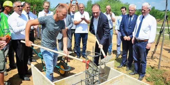 Limaj ka vënë gurëthemelin për ndërtimin e objetit të shkollës "Dëshmorët e Kombit"në Vraniq të Therandës