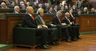Në Kuvendin e Kosovës u mbajt një seancë solemne në shënim të 9-vjetorit të Shpalljes së Pavarësisë së vendit tonë