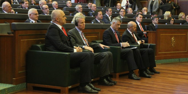 Në Kuvendin e Kosovës u mbajt një seancë solemne në shënim të 9-vjetorit të Shpalljes së Pavarësisë së vendit tonë