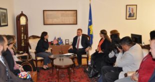 Ministri i Brenshëm Sefaj priti në takim një delegacion nga ShBA, u tha se Kosova është duke e luftuar me sukses trafikimin e qenieve njerëzore