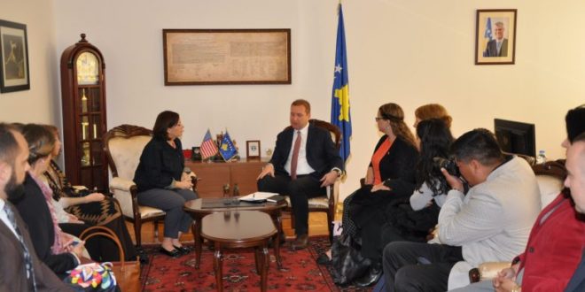 Ministri i Brenshëm Sefaj priti në takim një delegacion nga ShBA, u tha se Kosova është duke e luftuar me sukses trafikimin e qenieve njerëzore