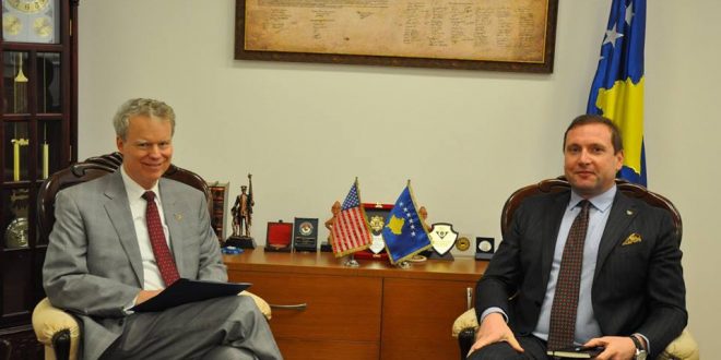 Ministri i Punëve të Brendshme, Flamur Sefaj priti në takim ambasadorin e SHBA-ve në Prishtinë, Greg Delawie