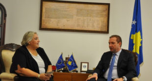 Ministri i Punëve të Brendshme, Flamur Sefaj, priti sot në takim njoftues shefen e misionit të EULEX-it në Kosovë, Alexandra Papadopoulou