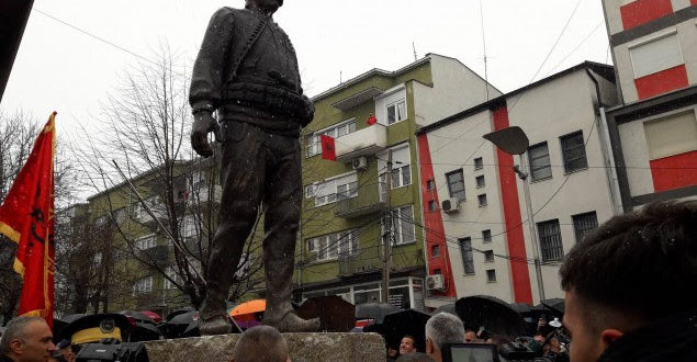 Kryetari i Republikës së Kosovës Hashim Thaçi ndan urdhrin Hero i Kosovës për Idriz Seferin