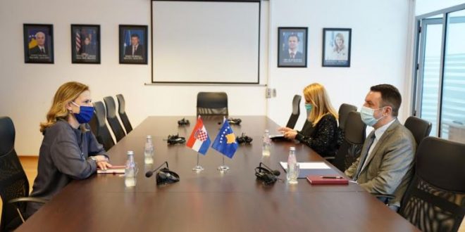 Ministri Selimi e takon ambasadoren e Kroacisë në Kosovë, Danijela Barishiq, bisedojnë për thellimin e bashkëpunimit