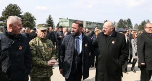 Eprorët: Agim Çeku, Sylejman Selimi, Kadri Kastrati, Daut Haradinaj e Xhavit Gashi u bënë bashkë në kazermën, “Adem Jashari”, në Prishtinë