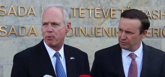 Senatorët amerikanë, Chris Murphy dhe Ron Johnson pas vizitës në Prishtinë po qëndrojnë edhe në Beograd