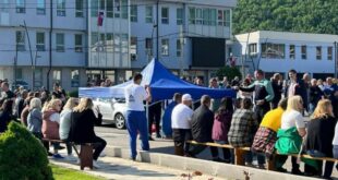 Shumë serbë janë barrikaduar para komunës së Zubin Potokut, duke ngritur disa tenda në mes të rrugës