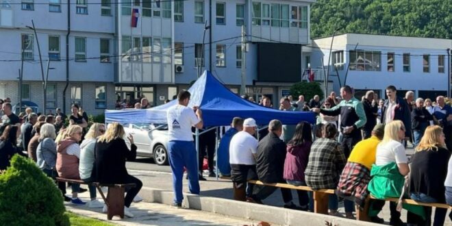 Shumë serbë janë barrikaduar para komunës së Zubin Potokut, duke ngritur disa tenda në mes të rrugës