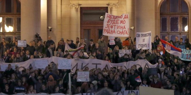 Në një “Protestë kundër diktaturës” nëpër rrugët e Beogradit, morën pjesë rreth 80.000 qytetarë