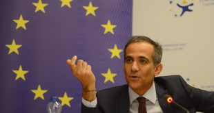 Zëvendës-shefi i Zyrës së BE-së në Kosovë, Riccardo Serri takon anëtarët e Komisionit për Integrime Evropiane