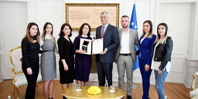 Është dekoruar nga kryetari Thaçi me Urdhrin “Hero i Kosovës” ish-iburgosuri, mjeku dhe lutëtari i lirisë, Dr. Hafir Shala