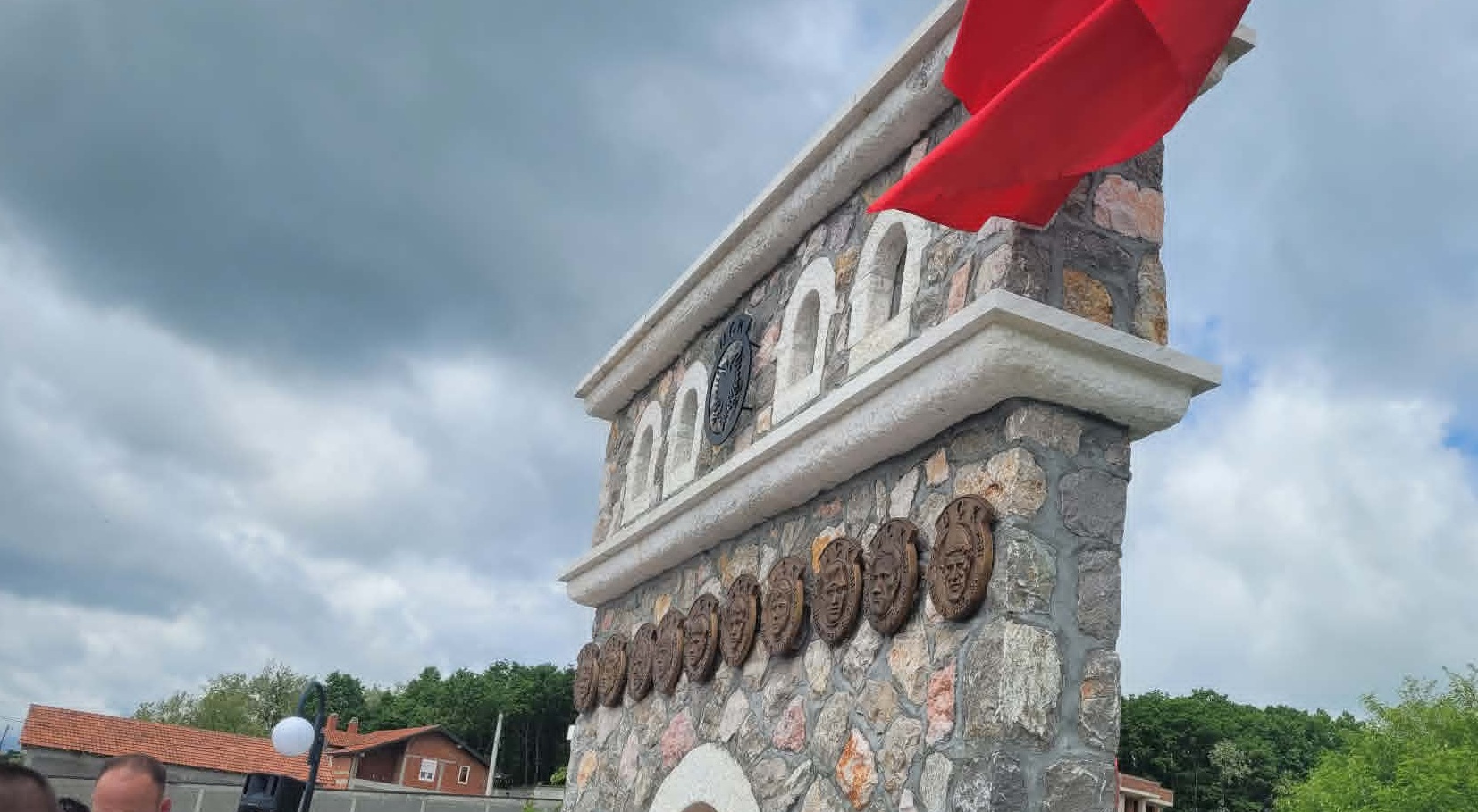Në Shaptej të Deçanit përurohet Lapidari i Dëshmorëve dhe Martirëve   Nderim i përjetshëm për sakrificën për liri