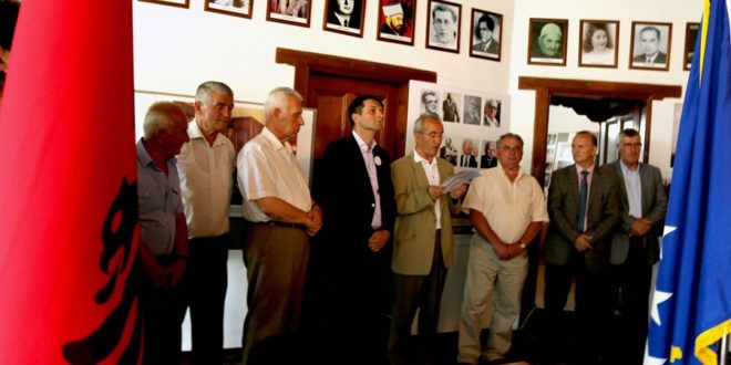 Në ambientet e Shoqatës të të Burgosurve Politikë është hapur ekspozita kushtuar jetës dhe veprës së Adem Demaçit