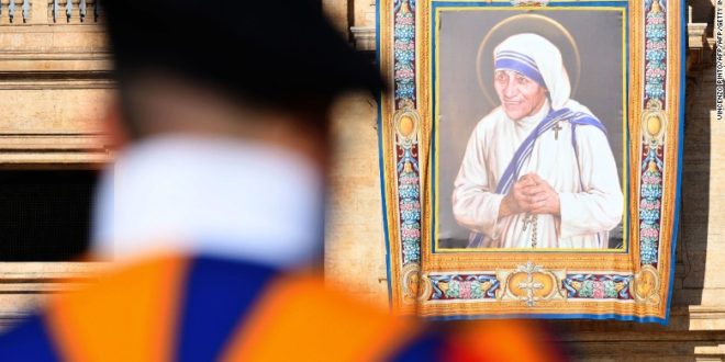 Papa Françesku ka shenjtëruar Nënë Terezën