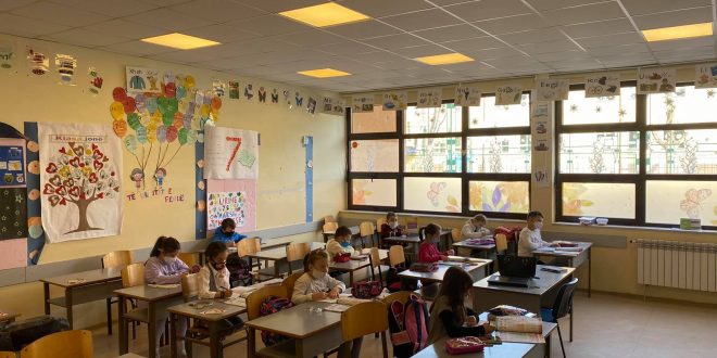 Pas rreth një muaji shtyrje për shkak të pandemisë me virusin korona sot në Kosovë fillon viti i ri shkollor