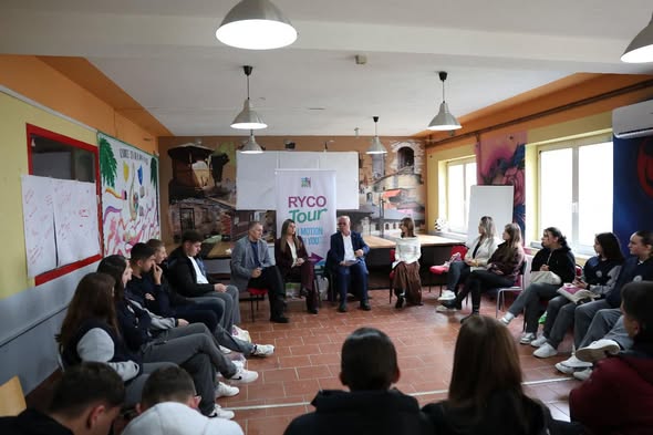 Kryetari Smajl Latifi merr pjesë në një panel diskutimi organizuar nga  SHL KOSOVA 