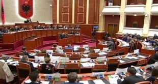 Deputetët socialistë votuan kundër kërkesës së Prokurorisë për arrestimin e ish-ministrit të Brendshëm, Saimir Tahiri