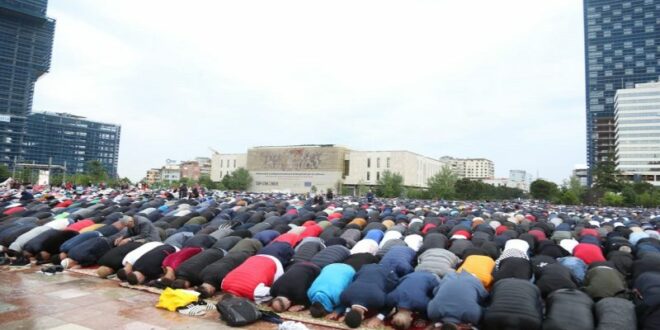 Pas 30 ditëve agjërim dhe lutjeje, besimtarët myslimanë në Shqipëri filluan festimet për Fiter Bajramin