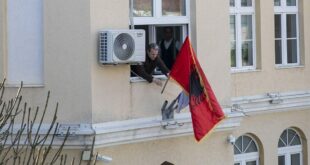 Shqiprim Arifi, nuk i përgjigjet gjykatës serbe për shkak të vendosjes së flamurit kombëtar shqiptar në godinën e komunës, më 28 nëntor