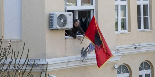 Shqiprim Arifi, nuk i përgjigjet gjykatës serbe për shkak të vendosjes së flamurit kombëtar shqiptar në godinën e komunës, më 28 nëntor