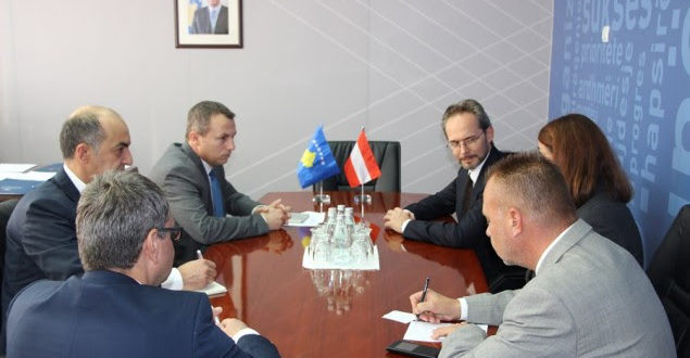 Ministri i Punës dhe Mirëqenies Sociale, Skender Reçica, priti në takim Ambasadorin e Austrisë në Kosovë, Gernot Pfandler