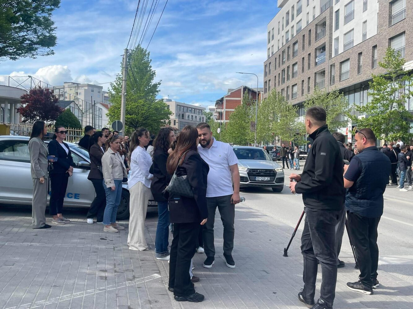 Kryetari Sami Lushtaku ftohet për intervistim në polici  shumë qytetarë dalin në përkrahje të tij