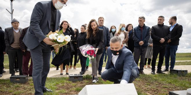 Kryetari i Skenderajt, Bekim Jashari, së bashku me shoqatat e dala nga lufta e UÇK-së, kanë bërë homazhe te varri i dëshmorit, Driton M. Veliu