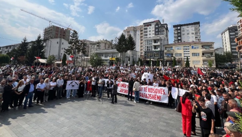 Skenderaj me protestë kundërshton dënimin e liderëve të UÇK së