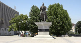 Monumentit të Skënderbeut i shtohet flamuri kombëtar dhe harta e Shqipërisë së Bashkuar