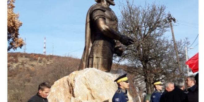 Në Zym të Hasit sot është zbuluar shtatorja e kryeheroit kombëtar Gjergj Kastriotit - Skënderbeut