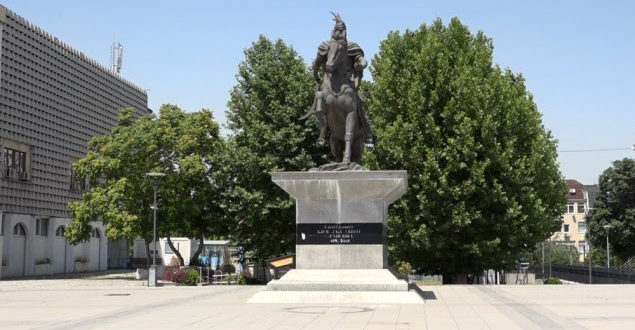 Monumentit të Skënderbeut i shtohet flamuri kombëtar dhe harta e Shqipërisë së Bashkuar