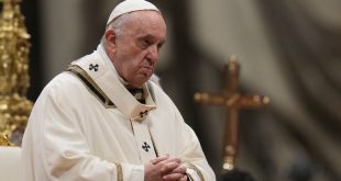 Papa Françesku, duke udhëhequr katolikët në festimin e Krishtlindjes, tha se njerëzit që janë indiferentë ndaj të varfërve fyejnë Zotin