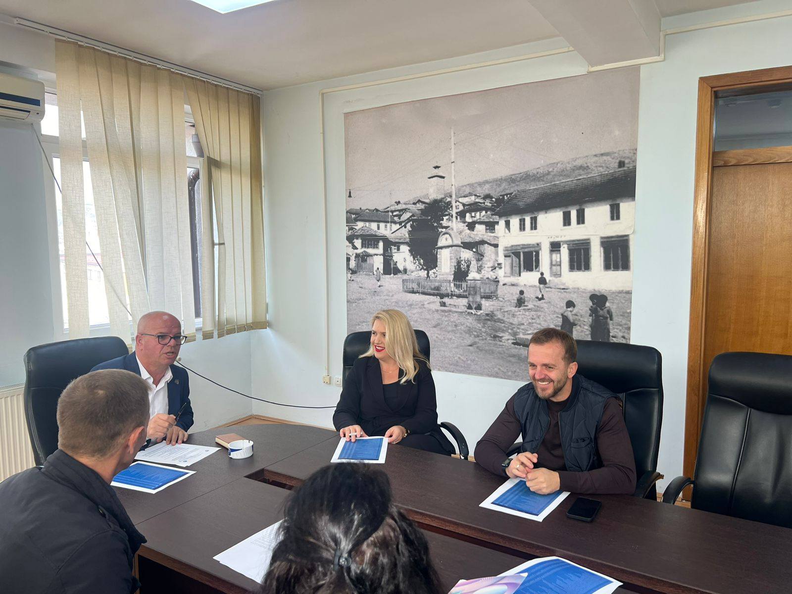 Kryetari Smajl Latifi takon grupin e performancës komunale