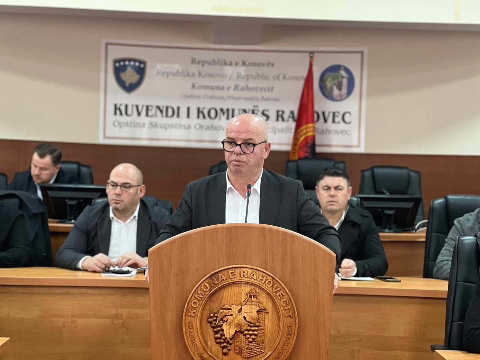 Kryetari Smajl Latifi mbajti takim pune me operatorët ekonomik lidhur me menaxhimin e kontratave publike dhe mbarëvajtjen e punimeve