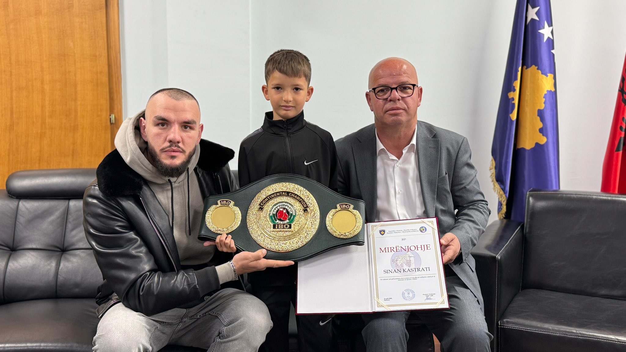 Kryetari Latifi ka pritur në takim boksierin profesionist  Shqipjon Hoti