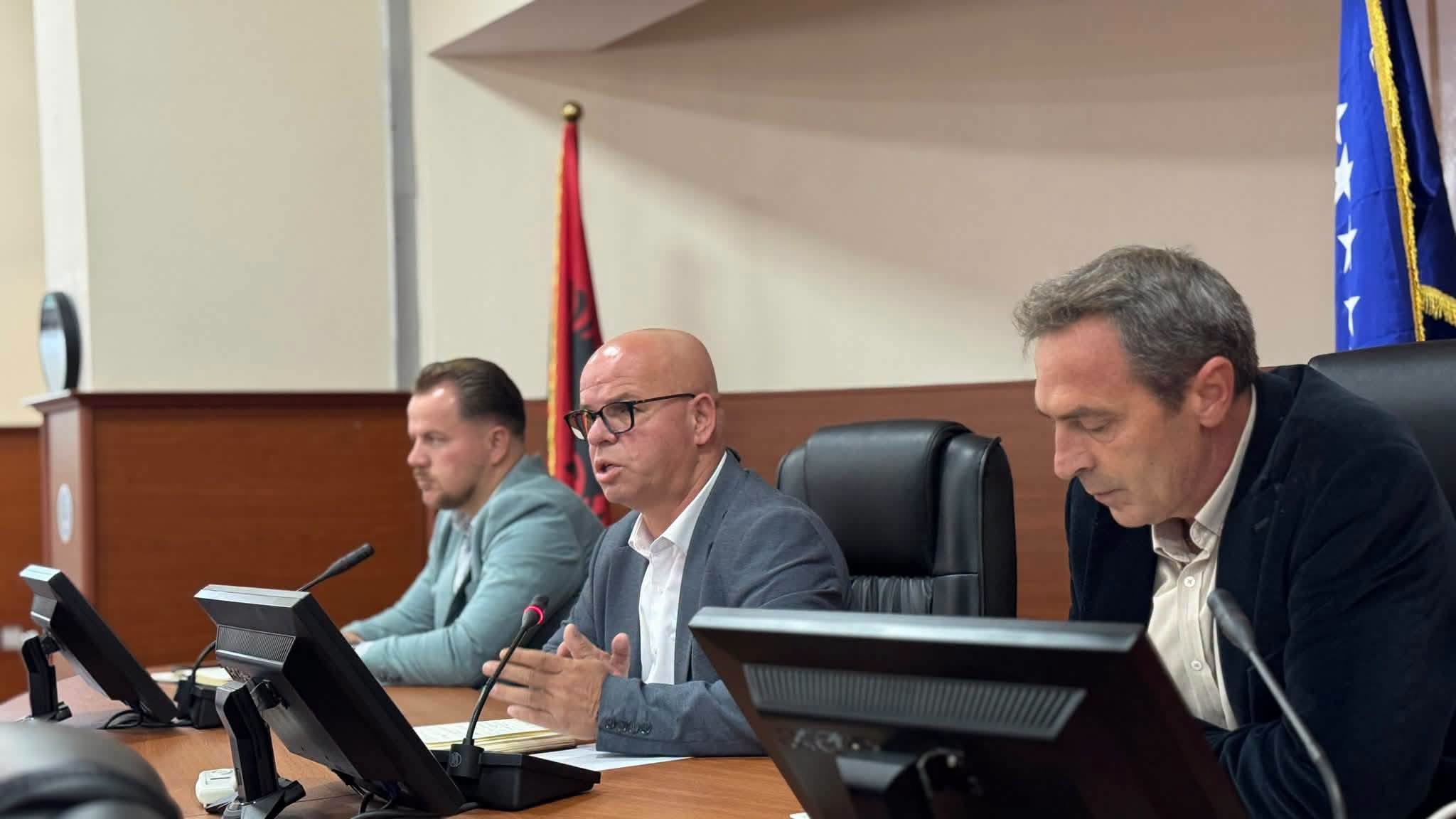 Kryetari Latifi mbajti takimin e tretë periodik të vitit me punonjësit e administratës komunale